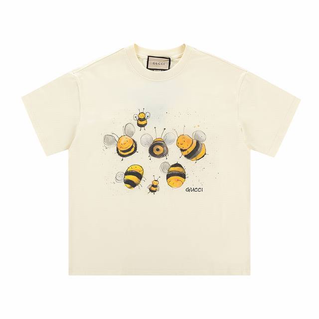 款号 348 gucci新品 无感印花 高克重短袖 选用客供定制针织100%纯棉面打造,面料手感细腻 厚实有质感的纯棉布 高密度的机织工艺 如棉絮般柔紧致舒适