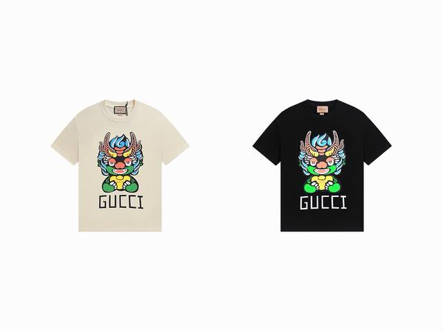 款号 872 gucci新品 早春系列高克重短袖 选用客供定制针织100%纯棉面打造,面料手感细腻 厚实有质感的纯棉布 高密度的机织工艺 如棉絮般柔紧致舒适 有