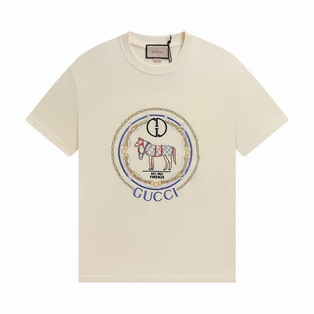款号 875 gucci新品 早春系列高克重短袖 选用客供定制针织100%纯棉面打造,面料手感细腻 厚实有质感的纯棉布 高密度的机织工艺 如棉絮般柔紧致舒适 有
