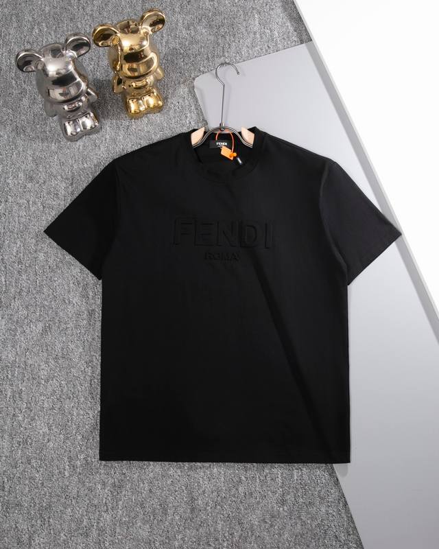 Fendi 芬迪 圆领凹凸短袖T恤 简约时尚Ff字母凹凸压印小标Logo标识 官方同步 1:1原版开模 时尚个性 百搭潮流 纯原品质 原版洗水面料 吊牌 领标