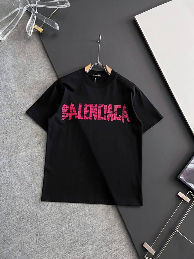 Balenciaga 巴黎世家 25Ss夏季新款圆领短袖T恤 270克重磅高端纯棉面料 手感质感都极完美 修身裁剪设计干净利落 时尚又好看 走线做工非常精致 版