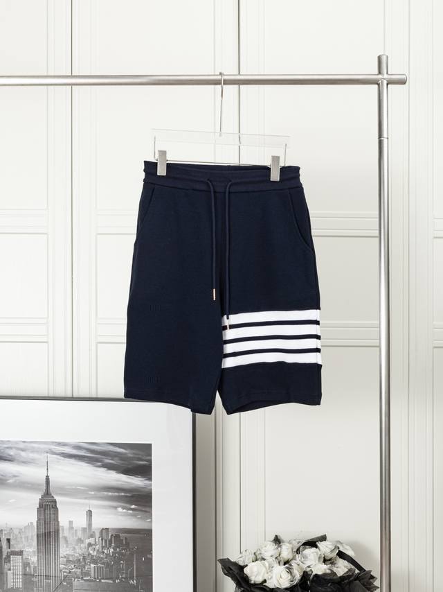 华夫格四杠休闲短裤 thom Browne 华夫格四杠休闲短裤 tb的东西最难搞的就是它的面料了.市场上绝对不会有一样的.当然这款是尤其特殊了.对于品牌来说它也