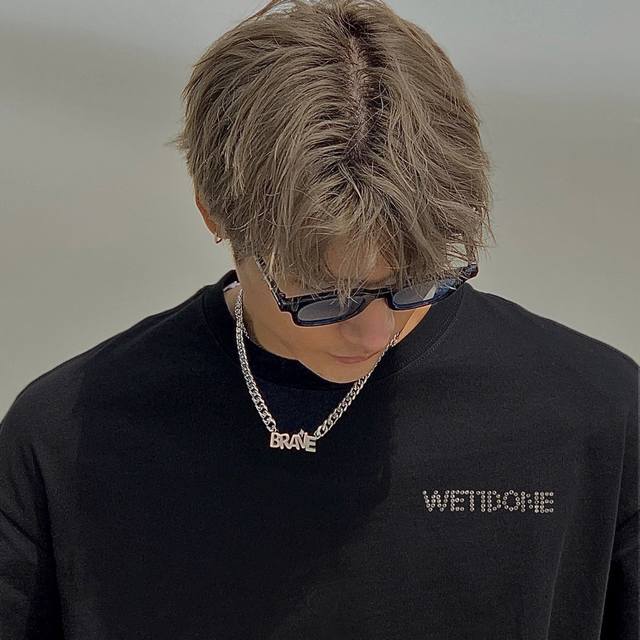 w106# we11Done官网数据经典款水钻Logo字母情侣短袖T恤衫 重磅320克双纱纯棉面料 高克重高版本 成衣经高温洗水定型 穿洗不变形 颜色 黑色 白