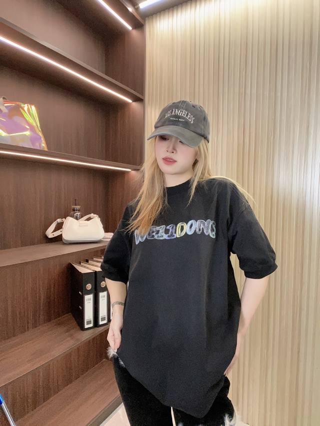 w89# we11Done 24Ss官网同款Q体彩绘Logo字母做旧复古印花宽松短袖T恤 购入原版打版起样 高版本高品质 成衣采用洗水喷麻溜工艺 复古做旧感拉满