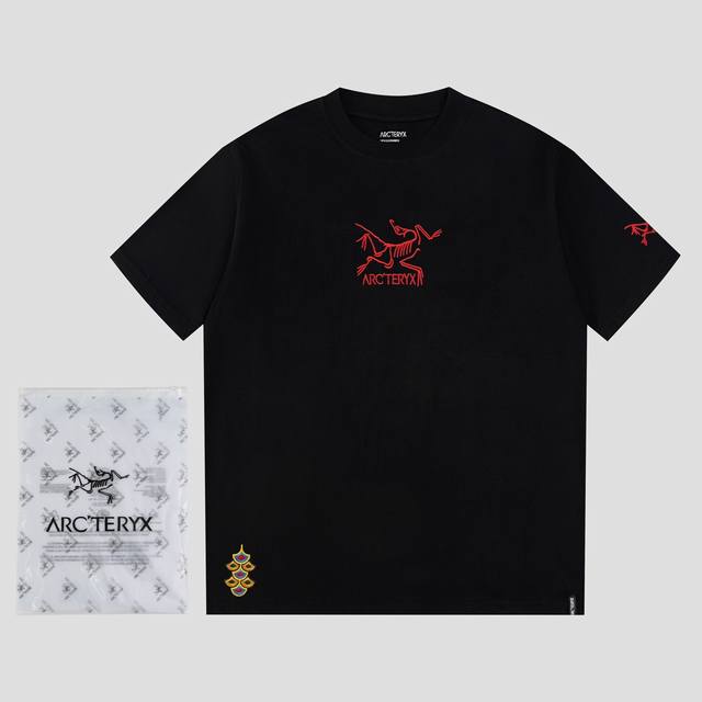 始祖鸟Ayc Teryx F736-1 Fw短袖T恤 立体剪裁 胸前Logo为刻字膜 下摆刺绣龙年标志 小鸟字母Logo刺绣 高端32S双纱280克面料 重磅面