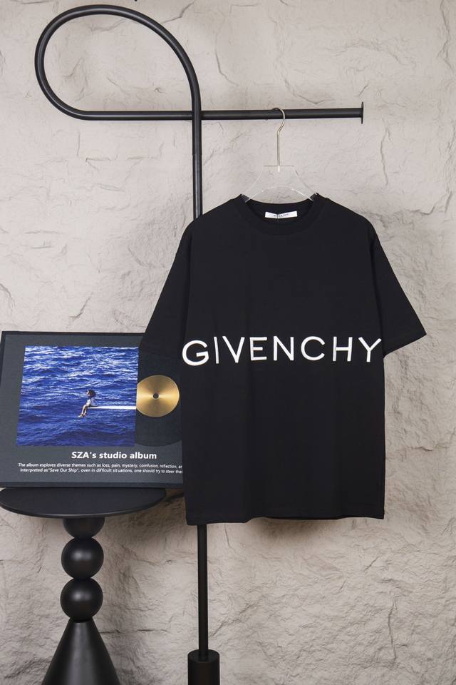 款号M033 Givenchy 纪梵希 市面顶级版本 S圆领T恤 采用280克36支活性环保面料 同缸定织定染原版同色螺纹 刺绣采用万针刺绣工艺大厂做货 全套定