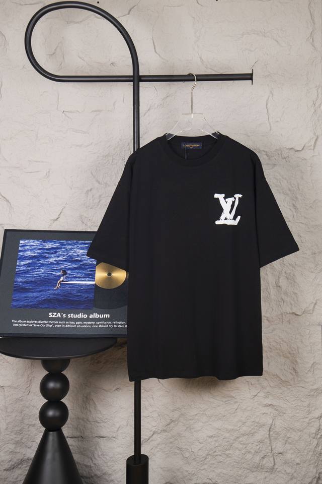 款号M025 Louis Vuitton2025S新品走秀款 涂鸦字母Logo印花T恤 采用280克36支活性环保面料 同缸定织定染原版同色螺纹 高端印花工艺