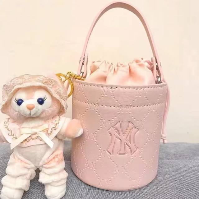 批 款号 123 包含盒子 无粉饼包 韩国Mlb斜跨单肩包老花满标压花秋冬新款公主粉色香水包手拿包迷你小圆桶包 颜色 粉色 尺过 13X10.5X12Cm