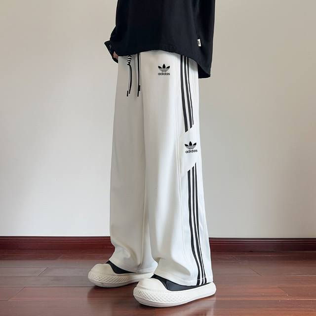 专柜质量 稳定货足 主推 品牌 : 三叶草 款号 : Cg-7186长裤薄 尺码 : M-4Xl 颜色 : 黑色 白色 面料 : 聚酯纤维 即转即卖 做工精细无