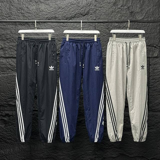 新款上新 Adidas阿迪达斯爆款速干长裤运动裤 重磅好货来袭 最新专柜夏 夏款运动休闲长裤超帅气拉条印花款 三色颜色都很棒 百搭通勤款薄薄的夏款速干运动裤 锦