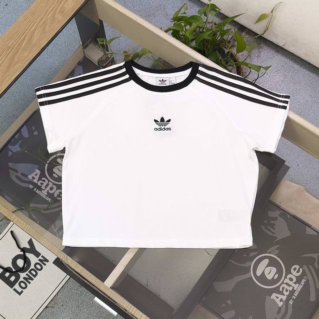 款号 Zz8703 2025新款Adidas阿迪达斯三叶草刺绣Logo女款短袖T恤 时尚短款 魅力尽显 这件阿迪达斯领口与肩部三条纹设计 注入浓郁运动潮流气息