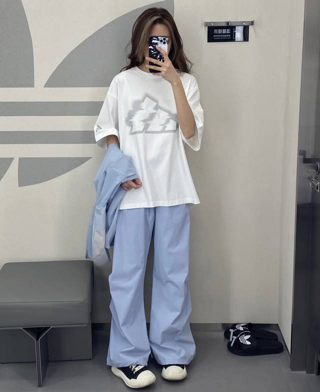 印花 三标一致 专柜同款上市 本季主打 货源充足 放心主推 高端品质 即转即卖 品牌 A d 款号 Kb5949短袖印 颜色 黑色 白色 浅灰 深灰 尺码 S-