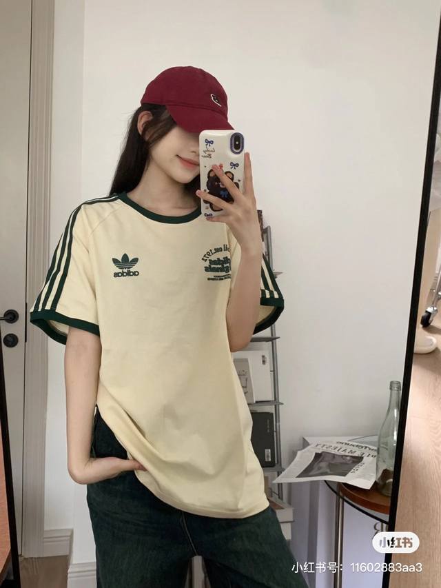 新款上新 Adidas三叶草经典三条杠短袖 黑白两色 三叶草这款绿色三条纹短袖真的炒鸡好看的纯棉材质也超级好穿的黑白经典配色也很绝 可做情侣装哦~ 尺码 : S