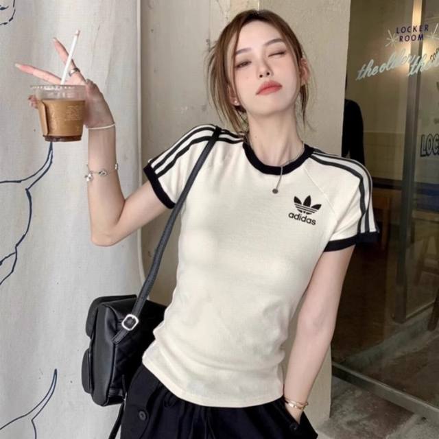 Adida*三叶草新款复古织带螺纹女款修身短袖 ad经典复古运动系列三条杠短袖 面料表面呈螺纹状 因此也有叫螺纹T 修身版型 插肩袖设计 显瘦一绝 三条杠非以往