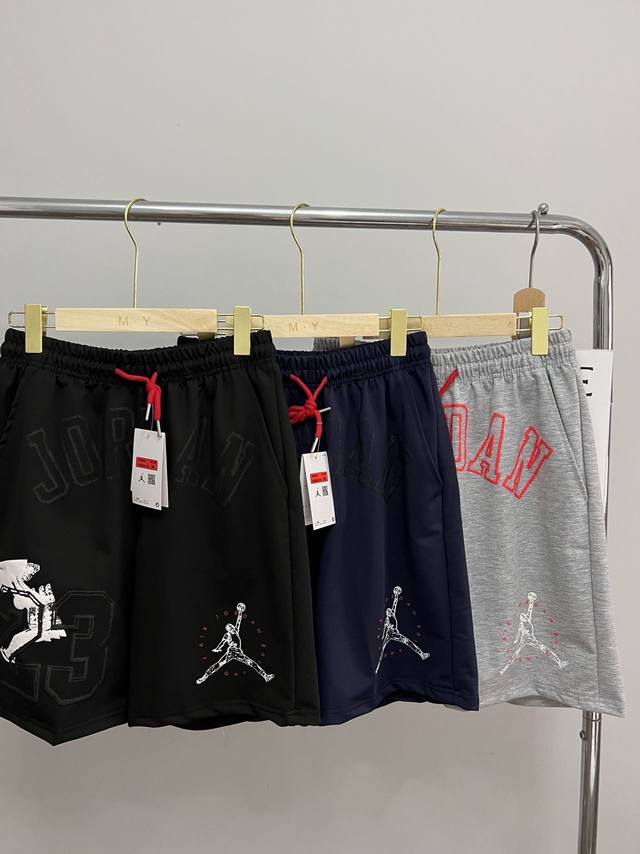 Hj-6543 裤腰的抽绳设计让裤子更有运动气息 早上出门跑步或者去草地野餐都很适用 正面有两个斜插式口袋不怕双手无处安放 买大一点会穿出慵懒休闲风 短款能够从