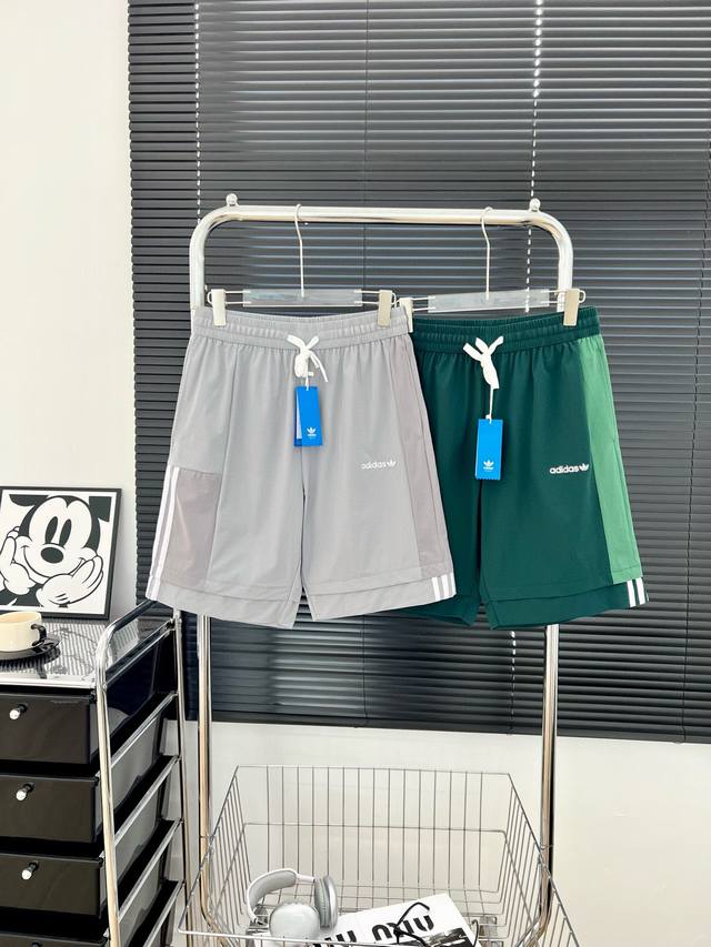 新款上新 Adidas拼接休闲运动短裤男女情侣短裤 自带层次穿穿搭感的阿迪短裤 面料光滑冰冰凉凉的那种 超舒级服 进口机器立体刺绣 细节一到步位 腰内部里有抽绳