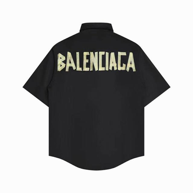 balenciaga巴黎世家23Ss新款黄色胶带衬衫短袖 定制府绸面料 正面净版设计 后背胶带艺术字母标语采用柯式烫画高温热压而成 衬衫与短袖的印花并不相同 独