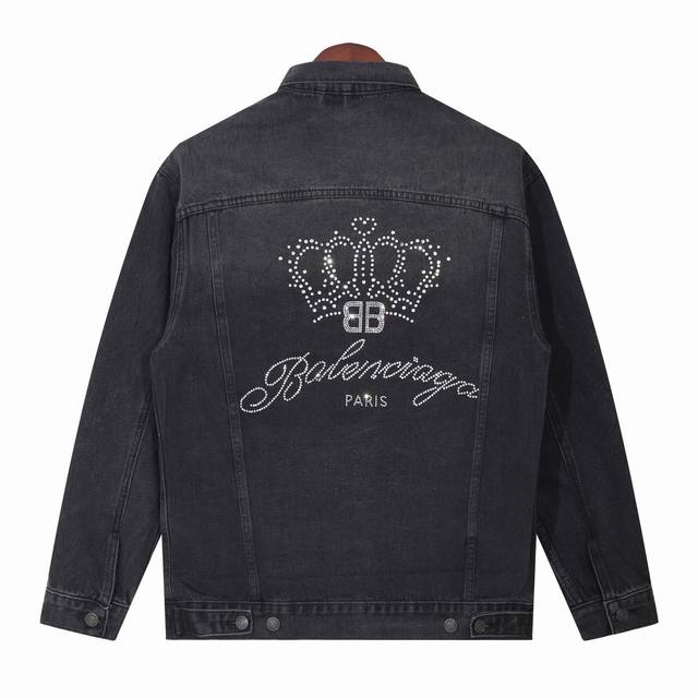 blcg 24Ss Balenciaga巴黎世家皇冠烫钻牛仔夹克外套 工艺说明 100%纯棉斜纹丹宁材质 由意大利进口高密度器械制造 原胚底不含氨纶几乎无弹 传