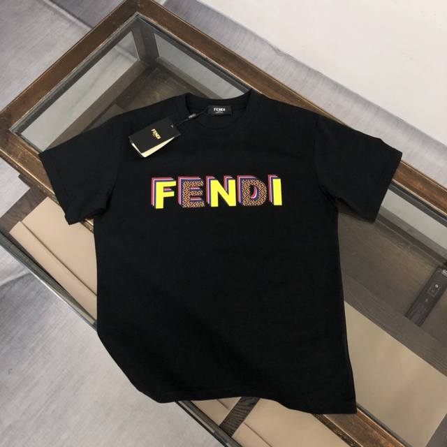 fendi 芬迪 新款上市 专柜系列纯棉T恤 全新设计灵感 极具时尚代表性 精致Logo设计 手感舒适透气 绝非一般的Yy之作 极为时尚耐看有腔调 上身效果高端