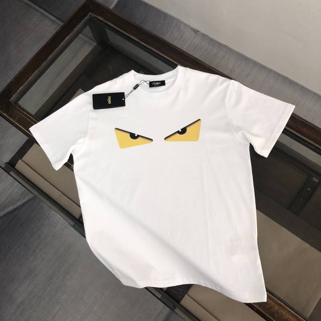 fendi 芬迪 夏情侣款.经典小怪兽圆领短袖T恤 面料质感呈现完美效艺 工艺化水洗后的棉料更贴合厚实.柔滑垂坠 单穿内搭均适宜 新型的荧光色眼睛印花图案 男女