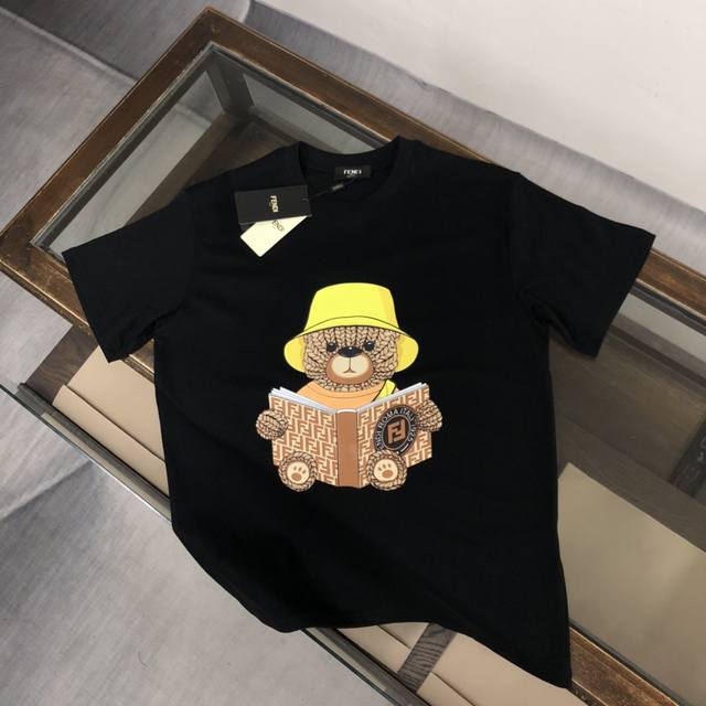 fendi 芬迪 夏季新品上市时尚经典圆领短袖情侣款时尚单品设计 更加时尚舒适 高标准定制 上身非常有型 胸前趣味小熊印花图案 客供辅料 客供进口高档面料质感非