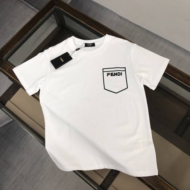 fendi 芬迪 新款上市 专柜系列纯棉T恤 全新设计灵感 极具时尚代表性 精致Logo设计 手感舒适透气 绝非一般的Yy之作 极为时尚耐看有腔调 上身效果高端