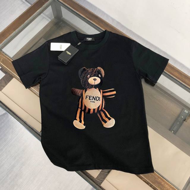 芬迪 Fendi 品牌潮流Logo印花短袖T恤 定制顶级50支双股精梳棉面料 上身极致舒适透气 标志性Logo元素为单品增添设计感 营造出简约大气风格 上身穿搭
