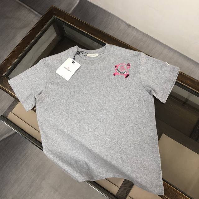 moncler 蒙口 最新款情侣款短袖T恤 特色品牌印花设计 面料上身舒适透气 不僵硬 修身的剪裁 采用高定定制纯棉面料 上身舒适有型 内搭单穿都完全没问题 时