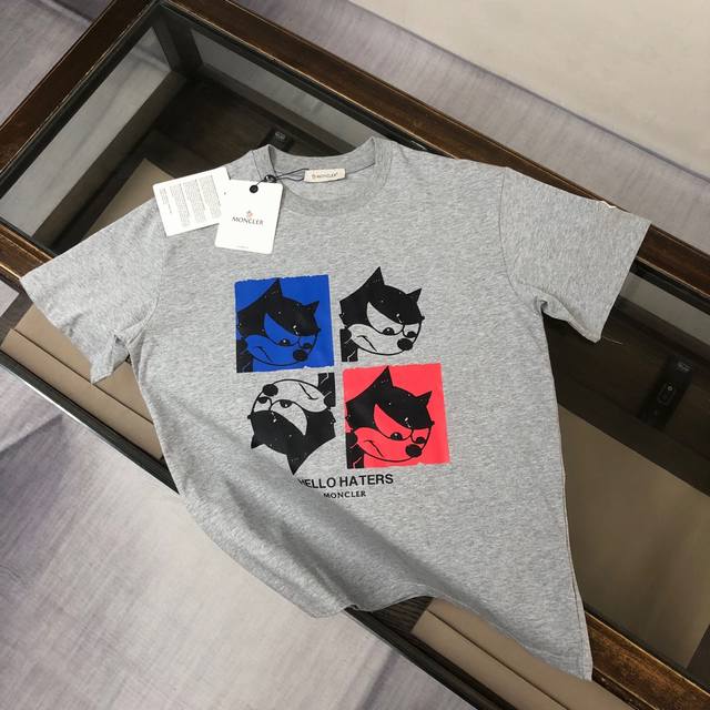 moncler 蒙口 最新款情侣款圆领短袖 情侣T恤 春夏新品 高品质 胸前卡通图案印花工艺 时尚百搭潮款 定制进口面料 穿着舒适 透气 时尚不失个性 上身休闲