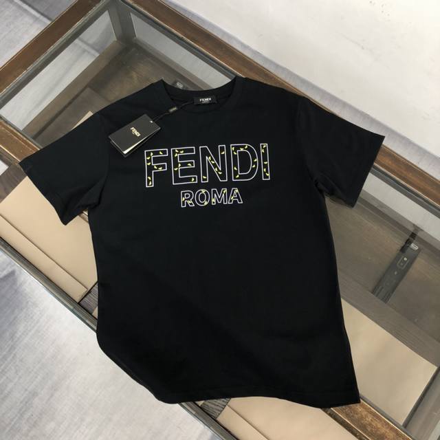 2640Fendi 芬迪 新款上市 专柜系列纯棉T恤 全新设计灵感 极具时尚代表性 精致Logo设计 手感舒适透气 绝非一般的Yy之作 极为时尚耐看有腔调 上身