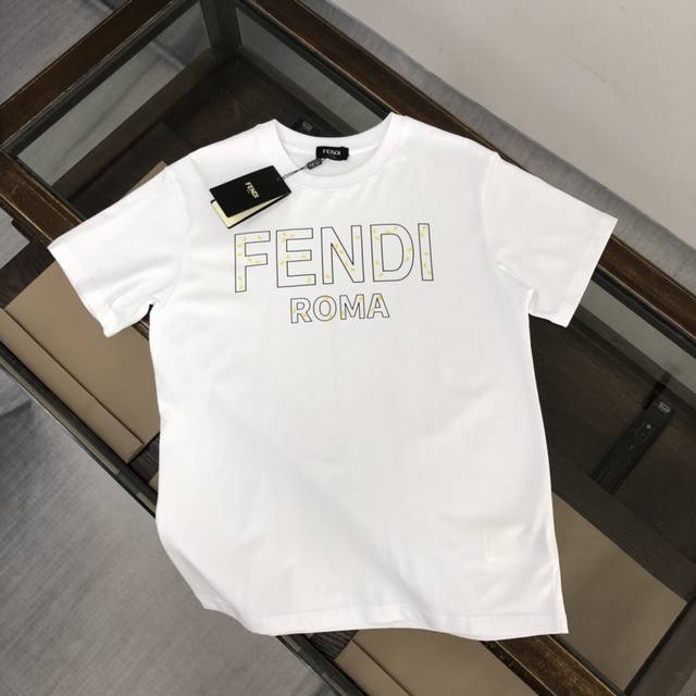 fendi 芬迪 新款上市 专柜系列纯棉T恤 全新设计灵感 极具时尚代表性 精致Logo设计 手感舒适透气 绝非一般的Yy之作 极为时尚耐看有腔调 上身效果高端