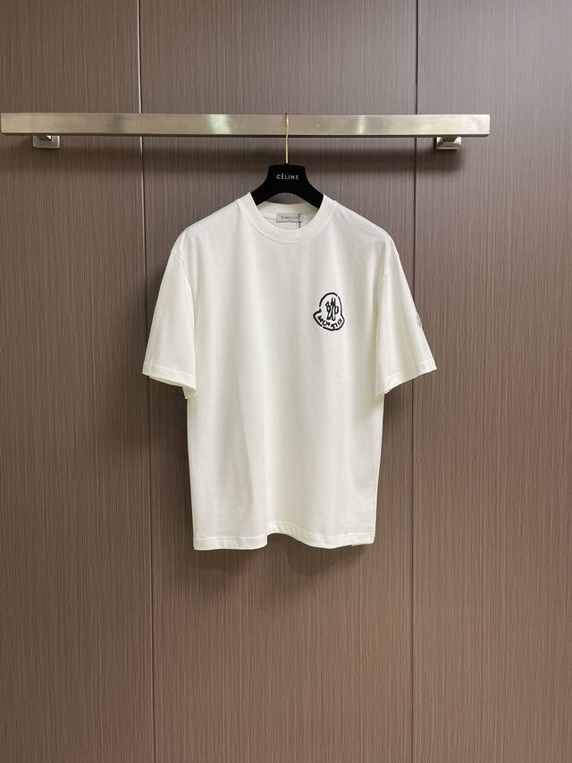 moncler 2025Ss新款模糊 Logo印花短袖T恤 Moner标识点缀于胸前 仿佛艺术家的灵魂印记 辨识度拉满 低调中蕴含着无尽的故事与格调 无需多言