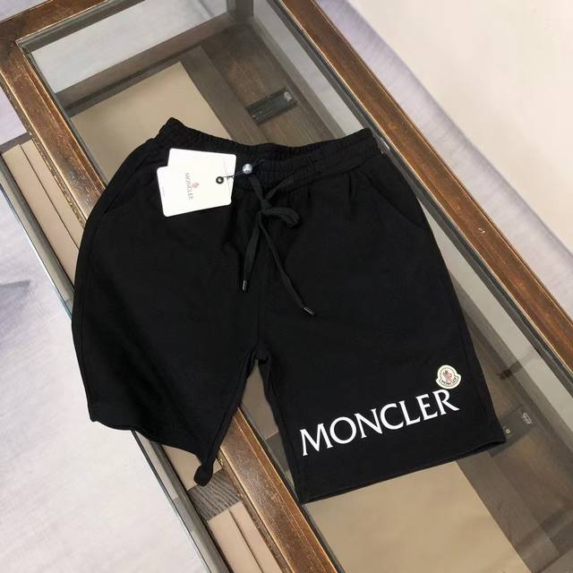 mon*Cler 蒙*口 新款休闲短裤 定制卫衣毛圈棉面料 柔软舒适亲肤感极佳 吸汗透气 品牌标志性Logo印花点缀裤身 简约休闲款式打造休闲与个性兼备的时髦单