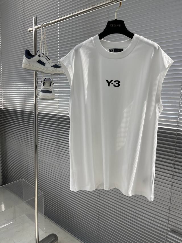 Y-3 Yamamoto山本耀司宽松无袖背心 高端版本 采用重磅双纱精梳棉材质 柔软的面料触感 贴身穿着亲肤舒适 设 宽松的版型裁剪 不挑人 时尚百搭又好穿 男