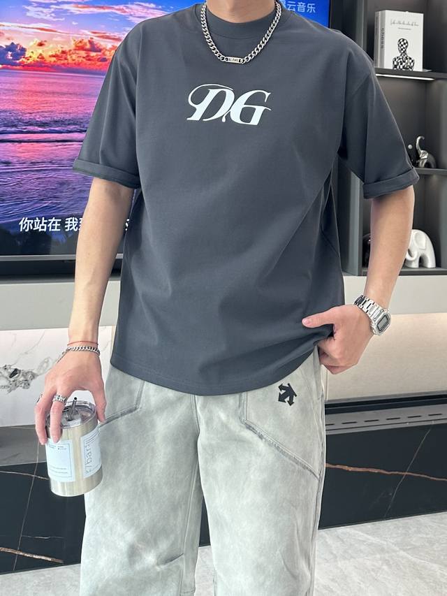dg 2025春夏新款首发专柜最新款短袖圆领T恤 官网同款 高端订制 设计前卫时尚 品牌Logo重工艺设计 高端定纯棉面料.手感柔软.穿着舒适.专柜级别精致车线