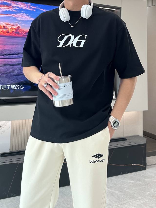 dg 2025春夏新款首发专柜最新款短袖圆领T恤 官网同款 高端订制 设计前卫时尚 品牌Logo重工艺设计 高端定纯棉面料.手感柔软.穿着舒适.专柜级别精致车线