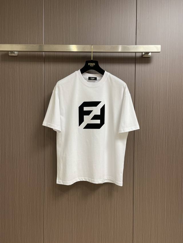 fendi Logo 标识短袖T恤 客供高克重针凿质感的纯棉面料制作面料手感肉实 质感出色柔软透气的亲肤感宽松 Os 版型裁剪上身十分挺括显型版型骨感很好 小个