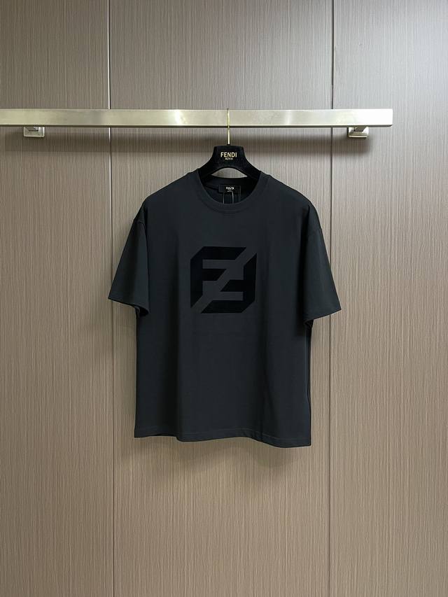 fendi Logo 标识短袖T恤 客供高克重针凿质感的纯棉面料制作面料手感肉实 质感出色柔软透气的亲肤感宽松 Os 版型裁剪上身十分挺括显型版型骨感很好 小个