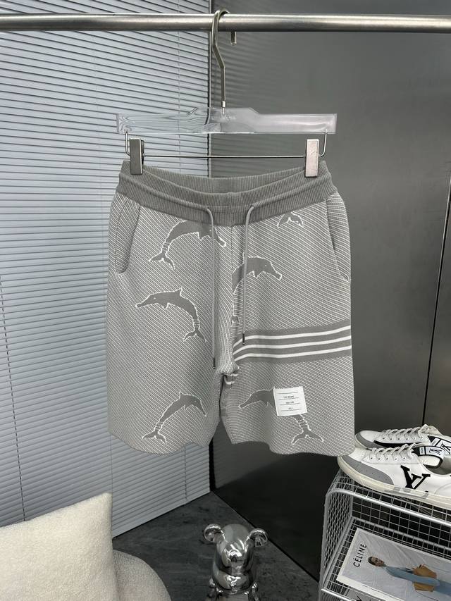 tb汤姆布朗 Thom Browne2025Ss新款针织短裤 定制面料采用威化布织法 提花针织工艺 版型紧致立体 4杠拼接 定制裤绳五金质感强 顺滑 上身舒适透