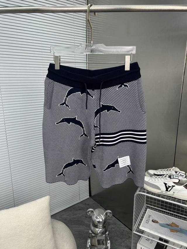 tb汤姆布朗 Thom Browne2025Ss新款针织短裤 定制面料采用威化布织法 提花针织工艺 版型紧致立体 4杠拼接 定制裤绳五金质感强 顺滑 上身舒适透