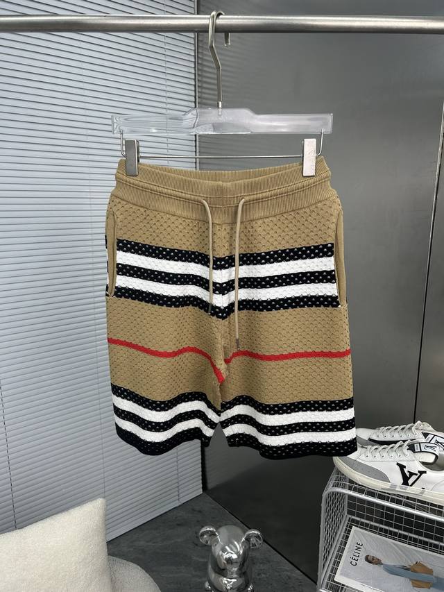 burberry巴宝莉 经典款2025Ss新款针织短裤 定制面料采用威化布织法 提花针织工艺 版型紧致立体 4杠拼接 定制裤绳五金质感强 顺滑 上身舒适透气 凹