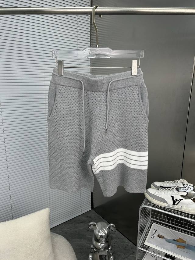 tb汤姆布朗 Thom Browne2025Ss新款针织短裤 定制面料采用威化布织法 提花针织工艺 版型紧致立体 4杠拼接 定制裤绳五金质感强 顺滑 上身舒适透
