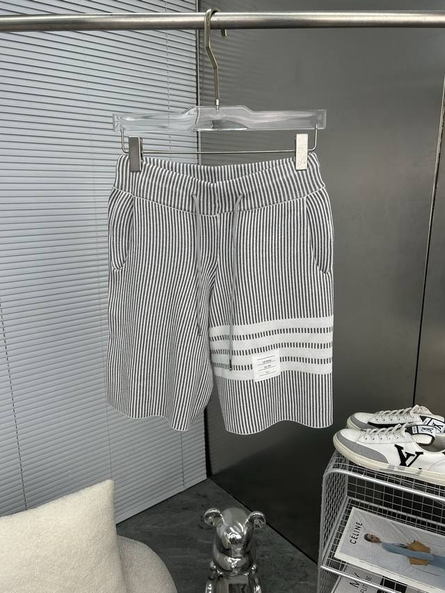 tb汤姆布朗 Thom Browne2025Ss新款针织短裤 定制面料采用威化布织法 提花针织工艺 版型紧致立体 直条纹拼接 定制裤绳五金质感强 顺滑 上身舒适