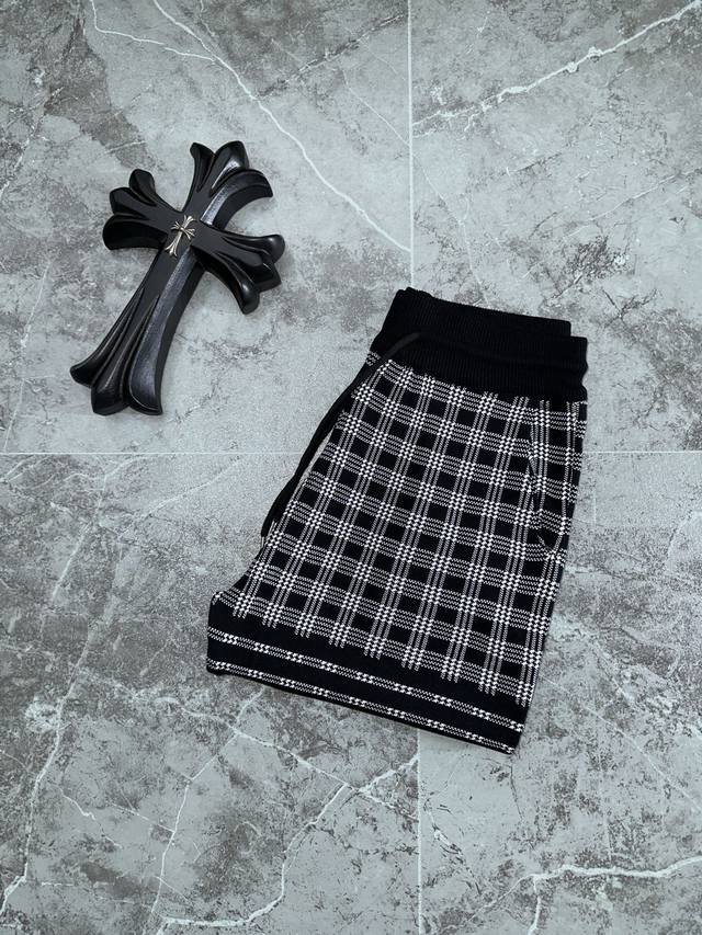 thom Browne 新款针织短裤 定制面料采用威化布织法 提花针织工艺 版型紧致立体 4杠拼接 定制裤绳五金质感强 顺滑 上身舒适透气 凹凸有型的立体感 时