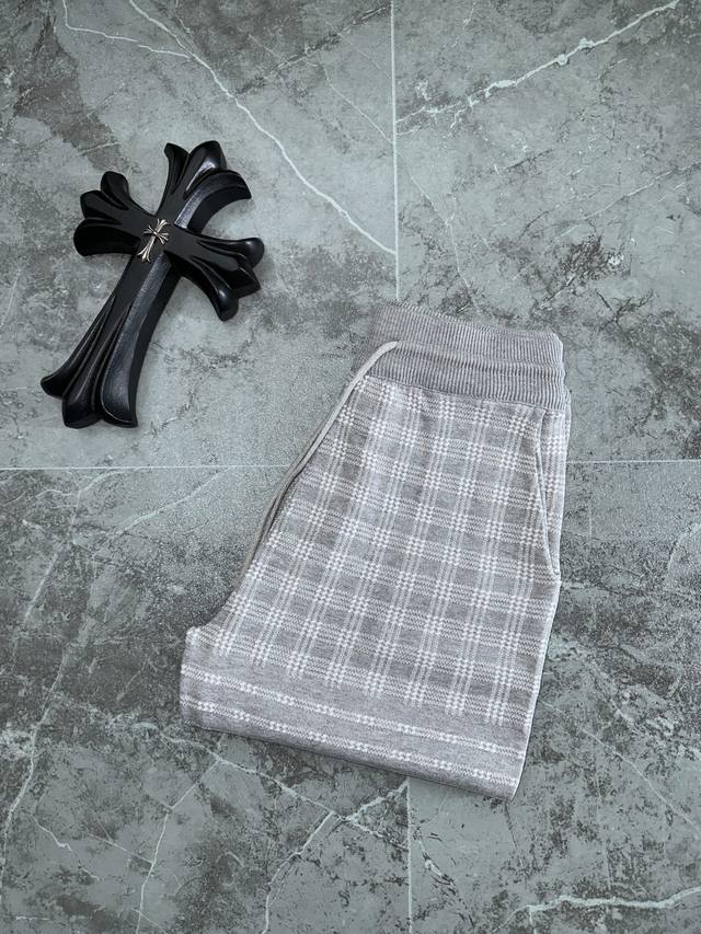 thom Browne 新款针织短裤 定制面料采用威化布织法 提花针织工艺 版型紧致立体 4杠拼接 定制裤绳五金质感强 顺滑 上身舒适透气 凹凸有型的立体感 时