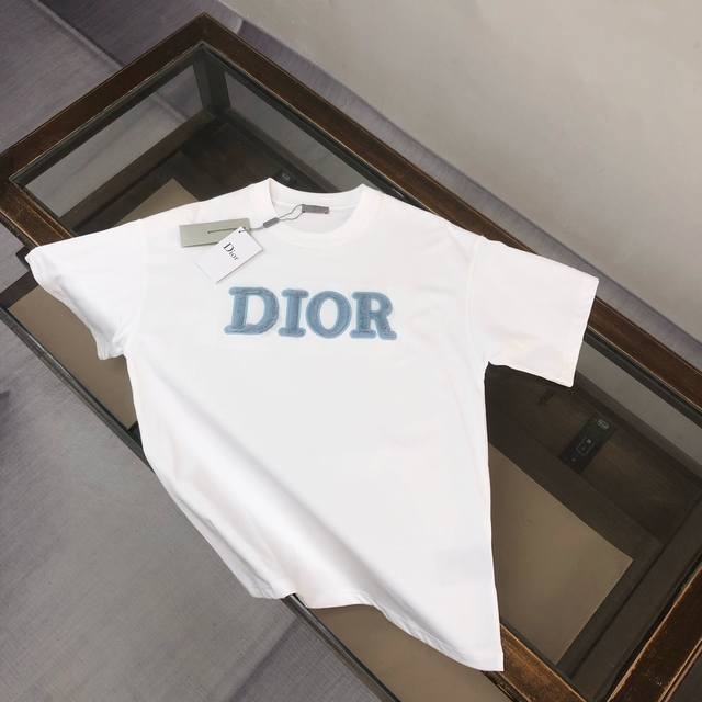 dior 迪奥 25Ss最新款百搭短袖T恤男女同款 特供定制面料 加上紧密纺纱工艺又使面料光滑紧密得到整体面料的高级感 大牌专业提供 质量绝对保证 衣服偏厚使整