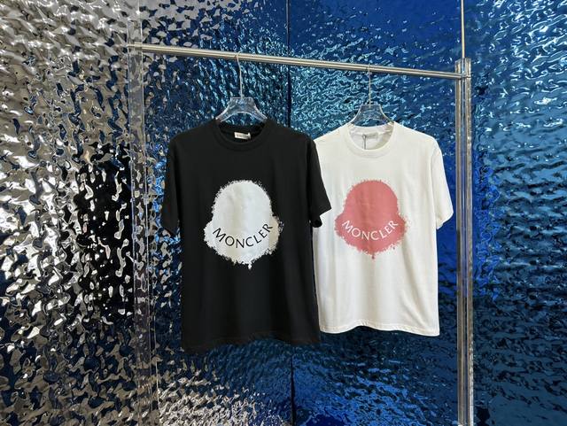 moncler 蒙口 新款上市 专柜系列纯棉T恤 全新设计灵感 极具时尚代表性 精致Logo设计 手感舒适透气 绝非一般的Yy之作 极为时尚耐看有腔调 上身效果