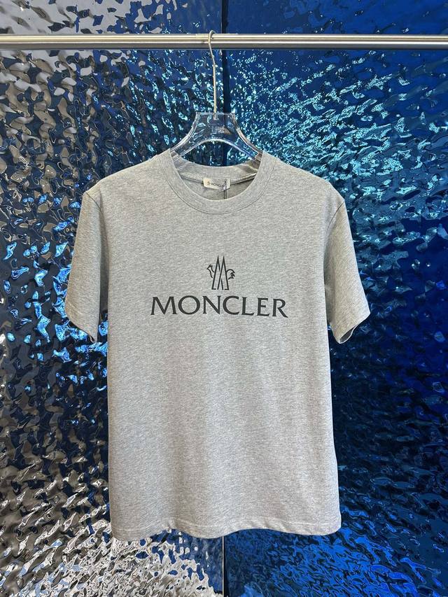 moncler 蒙口 春夏最新款 字母图案 纯棉面料 极为亲肤舒适 摸上去手感非常的柔软 质感很好 做工细致 完美体现立体感 符合品牌一贯的设计风格 整体非常不