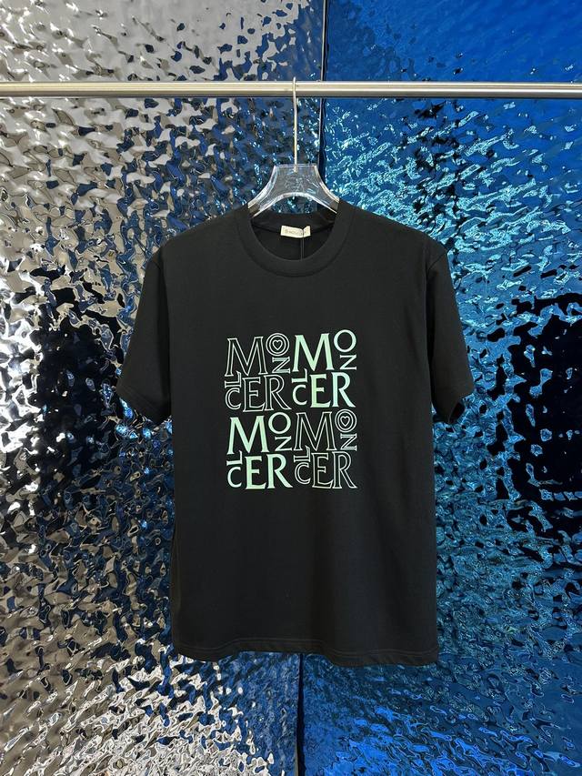 moncler 蒙口 新款上市 专柜系列纯棉T恤 全新设计灵感 极具时尚代表性 精致Logo设计 手感舒适透气 绝非一般的Yy之作 极为时尚耐看有腔调 上身效果