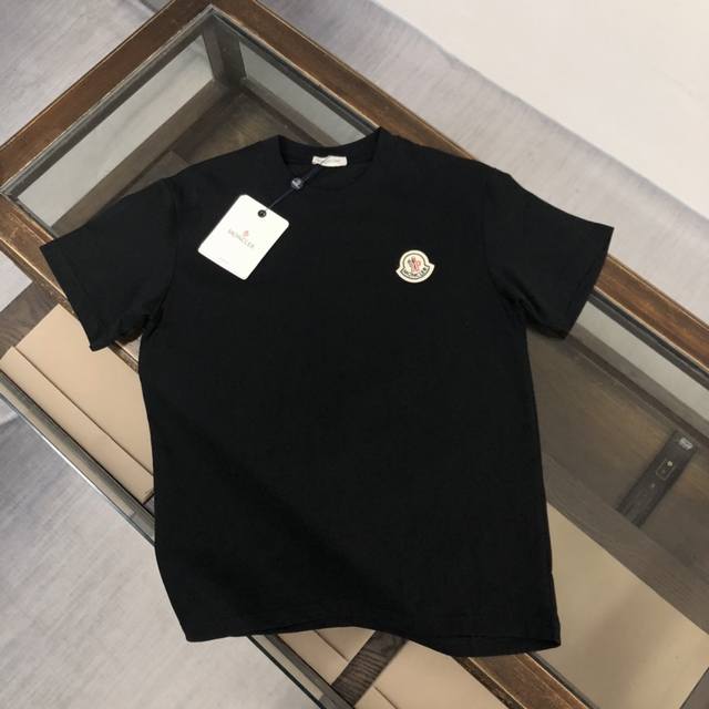 moncler 蒙口新款男士圆领短袖 情侣T恤 春夏新品 高品质 时尚百搭潮款 定制进口面料 数 穿着舒适 透气 时尚不失个性 上身休闲随性 帅气有型 彰显大牌